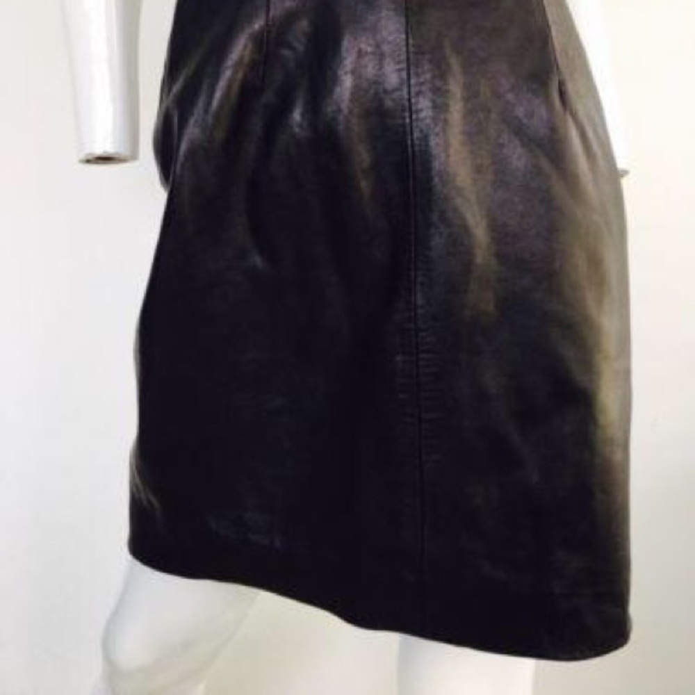 Black leather strapless dress.
Features a sweetheart plunge cleavage. - Picture 5 of 11